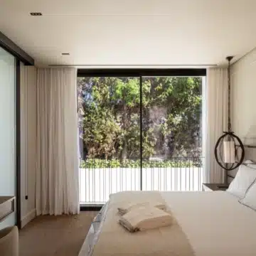Luxury six bedroom villa nestled within Marbella’s Golf Valley in Nueva Andalucía, Marbella Picture 8