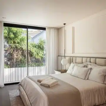Luxury six bedroom villa nestled within Marbella’s Golf Valley in Nueva Andalucía, Marbella Picture 3