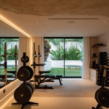 Luxury six bedroom villa nestled within Marbella’s Golf Valley in Nueva Andalucía, Marbella Picture 18
