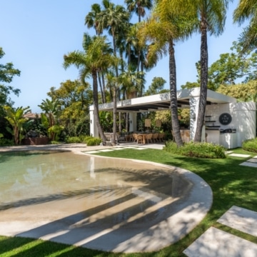 Luxury six bedroom villa nestled within Marbella’s Golf Valley in Nueva Andalucía, Marbella Picture 13