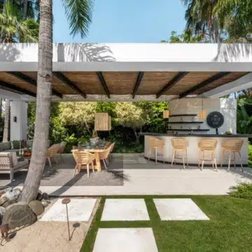 Luxury six bedroom villa nestled within Marbella’s Golf Valley in Nueva Andalucía, Marbella Picture 2