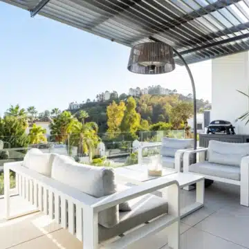Impressive luxury apartment in the heart of the exclusive Golf Valley of La Quinta, Benahavis Picture 2