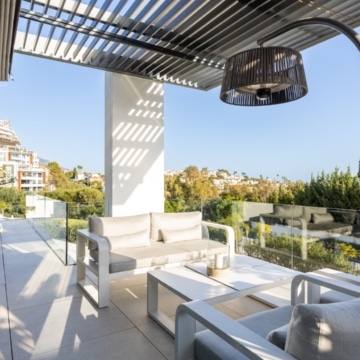 Impressive luxury apartment in the heart of the exclusive Golf Valley of La Quinta, Benahavis Picture 17