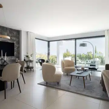 Impressive luxury apartment in the heart of the exclusive Golf Valley of La Quinta, Benahavis Picture 0