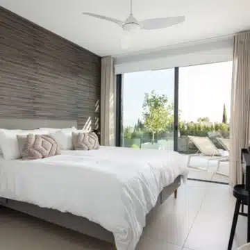 Impressive luxury apartment in the heart of the exclusive Golf Valley of La Quinta, Benahavis Picture 4