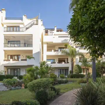 Refurbished apartment with lovely views of the sea in Bahía del Velerín, Estepona Picture 8