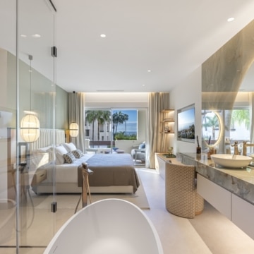 Refurbished apartment with lovely views of the sea in Bahía del Velerín, Estepona Picture 23
