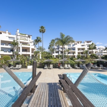 Refurbished apartment with lovely views of the sea in Bahía del Velerín, Estepona Picture 39