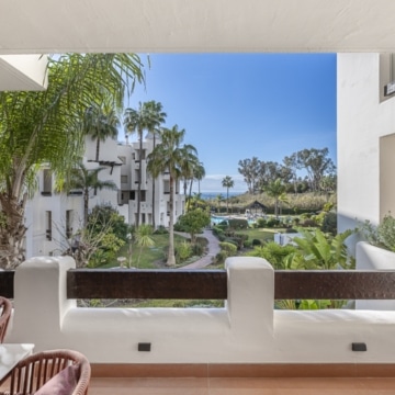 Refurbished apartment with lovely views of the sea in Bahía del Velerín, Estepona Picture 12