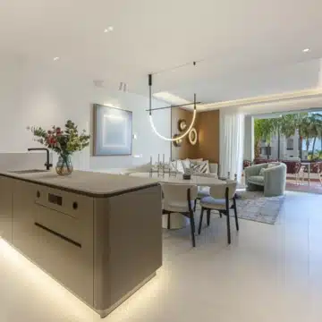 Refurbished apartment with lovely views of the sea in Bahía del Velerín, Estepona Picture 5