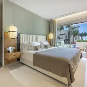 Refurbished apartment with lovely views of the sea in Bahía del Velerín, Estepona Picture 2