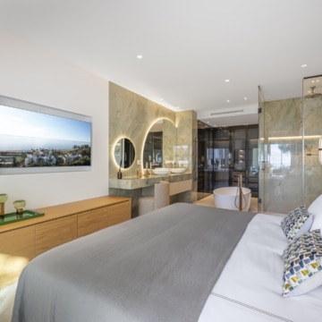 Refurbished apartment with lovely views of the sea in Bahía del Velerín, Estepona Picture 28