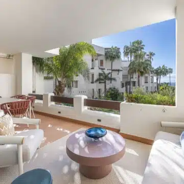Refurbished apartment with lovely views of the sea in Bahía del Velerín, Estepona Picture 1