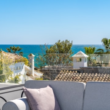 Beachside Duplex Penthouse set within the prestigious Marina Puente Romano, Marbella Picture 12