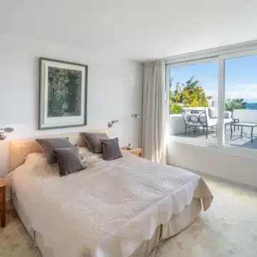 Beachside Duplex Penthouse set within the prestigious Marina Puente Romano, Marbella Picture 5