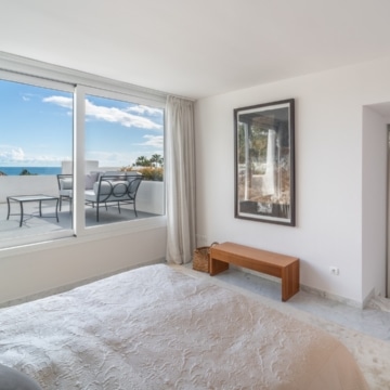 Beachside Duplex Penthouse set within the prestigious Marina Puente Romano, Marbella Picture 10