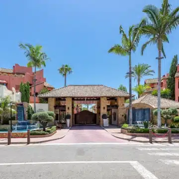 Duplex penthouse with timeless Andalusian architecture within the beachfront enclave of Torre Bermeja, Estepona Picture 1
