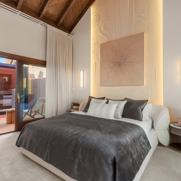 Duplex penthouse with timeless Andalusian architecture within the beachfront enclave of Torre Bermeja, Estepona Picture 3