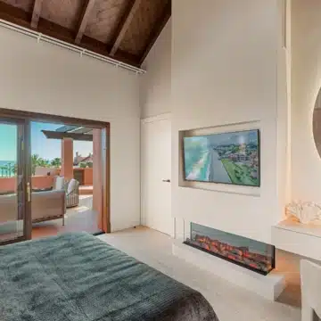 Duplex penthouse with timeless Andalusian architecture within the beachfront enclave of Torre Bermeja, Estepona Picture 65