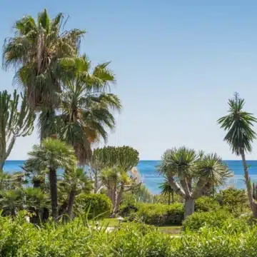 Newly renovated 3-bedroom apartment in an exclusive beachfront community of New Golden Mile, Estepona Picture 1