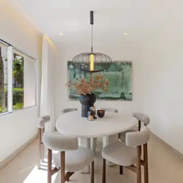 Newly renovated 3-bedroom apartment in an exclusive beachfront community of New Golden Mile, Estepona Picture 2