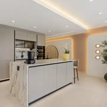 Newly renovated 3-bedroom apartment in an exclusive beachfront community of New Golden Mile, Estepona Picture 4