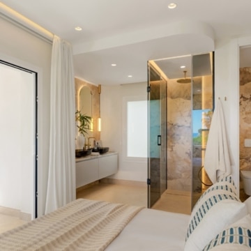 Newly renovated 3-bedroom apartment in an exclusive beachfront community of New Golden Mile, Estepona Picture 9
