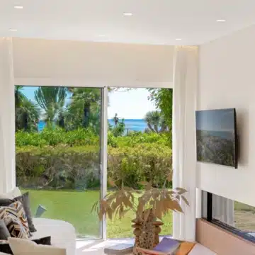 Newly renovated 3-bedroom apartment in an exclusive beachfront community of New Golden Mile, Estepona Picture 3