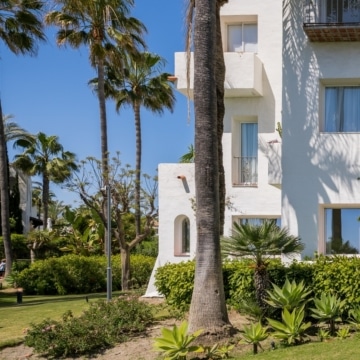 Newly renovated 3-bedroom apartment in an exclusive beachfront community of New Golden Mile, Estepona Picture 27