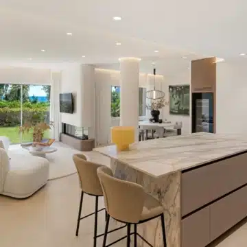 Newly renovated 3-bedroom apartment in an exclusive beachfront community of New Golden Mile, Estepona Picture 0