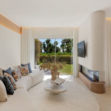 Newly renovated 3-bedroom apartment in an exclusive beachfront community of New Golden Mile, Estepona Picture 13