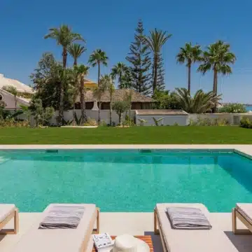 Frontline beach villa positioned on the shoreline of La Cala de Mijas, Mijas Costa Picture 7