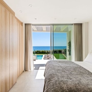 Frontline beach villa positioned on the shoreline of La Cala de Mijas, Mijas Costa Picture 24