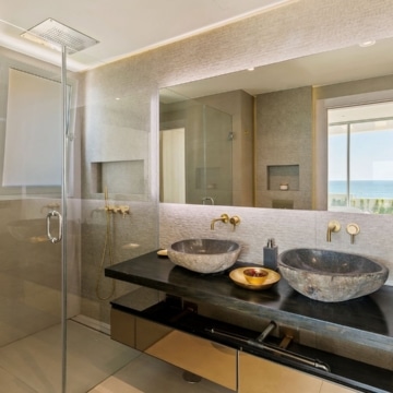Frontline beach villa positioned on the shoreline of La Cala de Mijas, Mijas Costa Picture 25