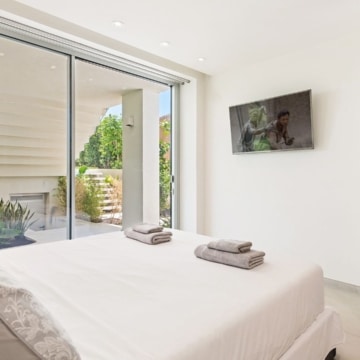 Frontline beach villa positioned on the shoreline of La Cala de Mijas, Mijas Costa Picture 28