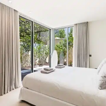 Frontline beach villa positioned on the shoreline of La Cala de Mijas, Mijas Costa Picture 2