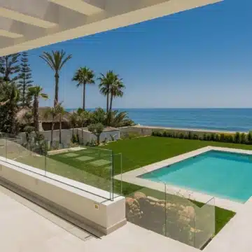 Frontline beach villa positioned on the shoreline of La Cala de Mijas, Mijas Costa Picture 12