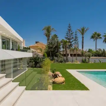 Frontline beach villa positioned on the shoreline of La Cala de Mijas, Mijas Costa Picture 13