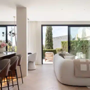 Exceptional four-bedroom townhouse nestled in the prestigious enclave of El Herrojo, Benahavís Picture 2