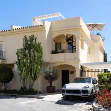 Exceptional four-bedroom townhouse nestled in the prestigious enclave of El Herrojo, Benahavís Picture 0