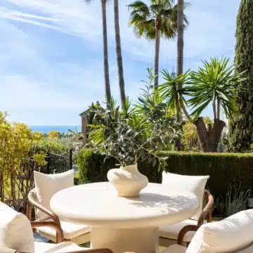 Exceptional four-bedroom townhouse nestled in the prestigious enclave of El Herrojo, Benahavís Picture 6