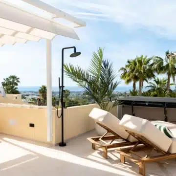 Exceptional four-bedroom townhouse nestled in the prestigious enclave of El Herrojo, Benahavís Picture 11