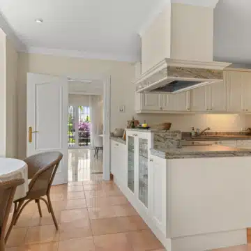 Villa Almar, Timeless Classic Living in Bahía de Marbella Picture 19