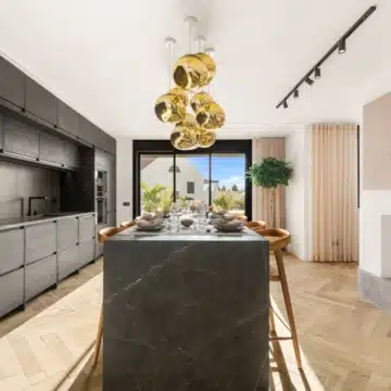 Fully renovated three bedroom apartment in the heart of Nueva Andalucía Picture 11
