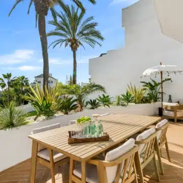 Fully renovated three bedroom apartment in the heart of Nueva Andalucía Picture 1