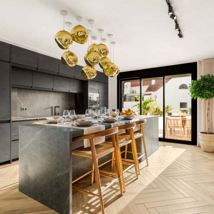 Fully renovated three bedroom apartment in the heart of Nueva Andalucía Picture