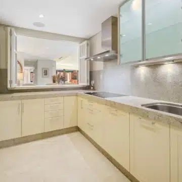 Duplex penthouse in a secure gated community with sea views in La Morera, Marbella East Picture 3