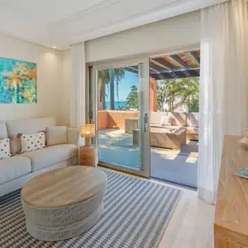 Duplex penthouse in a secure gated community with sea views in La Morera, Marbella East Picture 15