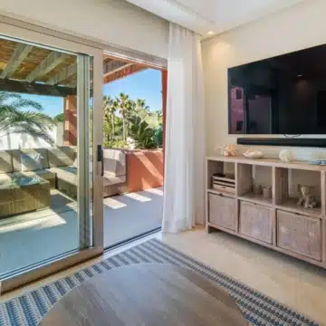 Duplex penthouse in a secure gated community with sea views in La Morera, Marbella East Picture 16