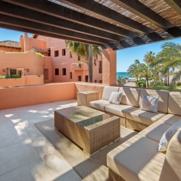 Duplex penthouse in a secure gated community with sea views in La Morera, Marbella East Picture 17